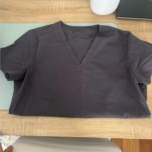 Figs Women's double pocket scrub top, charcoal gray. Size small.